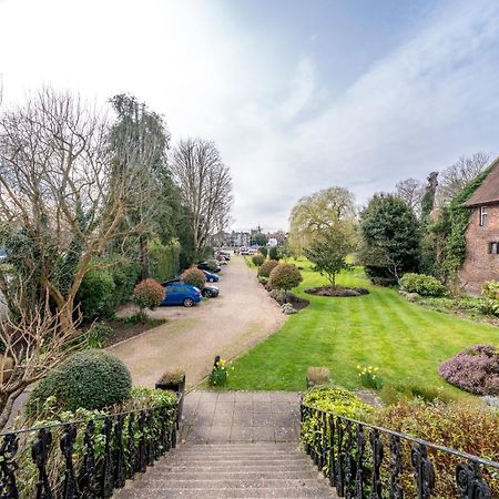 Riverside 1 Bed Basement Flat Near Hampton Court Palace East Molesey Eksteriør billede