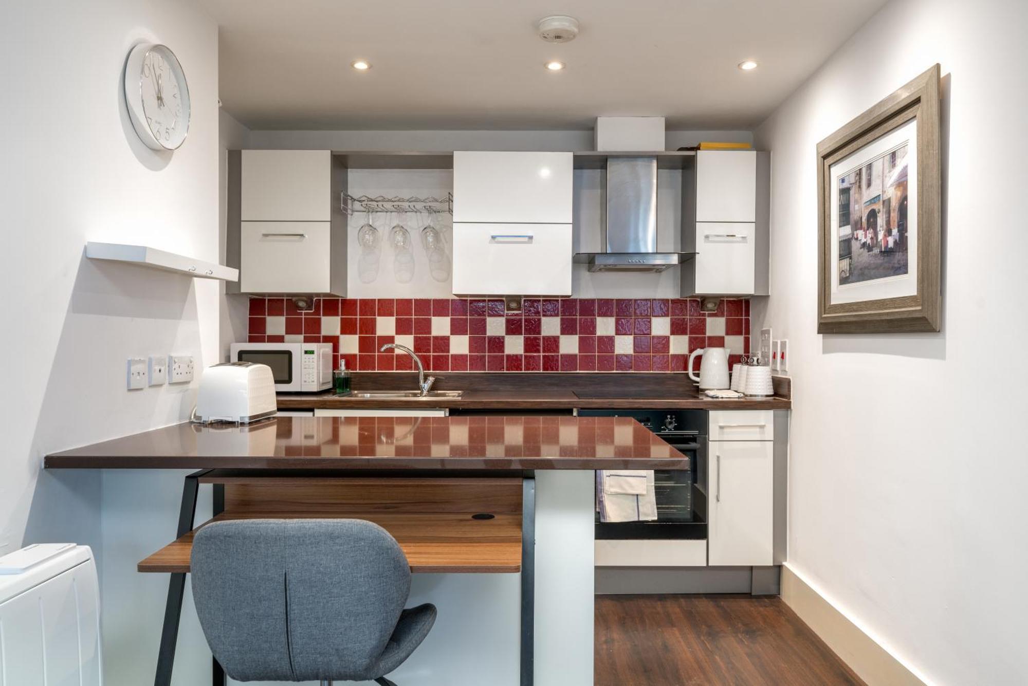 Riverside 1 Bed Basement Flat Near Hampton Court Palace East Molesey Eksteriør billede