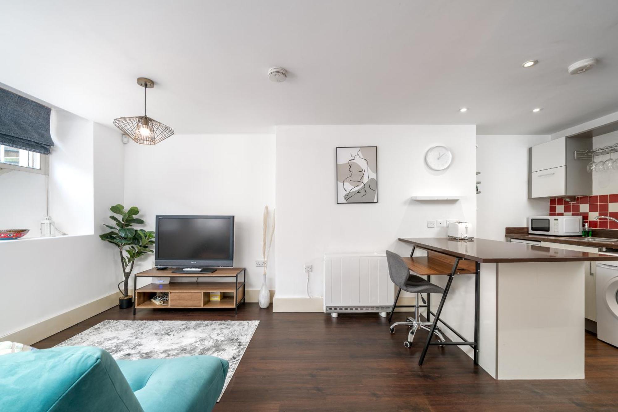 Riverside 1 Bed Basement Flat Near Hampton Court Palace East Molesey Eksteriør billede