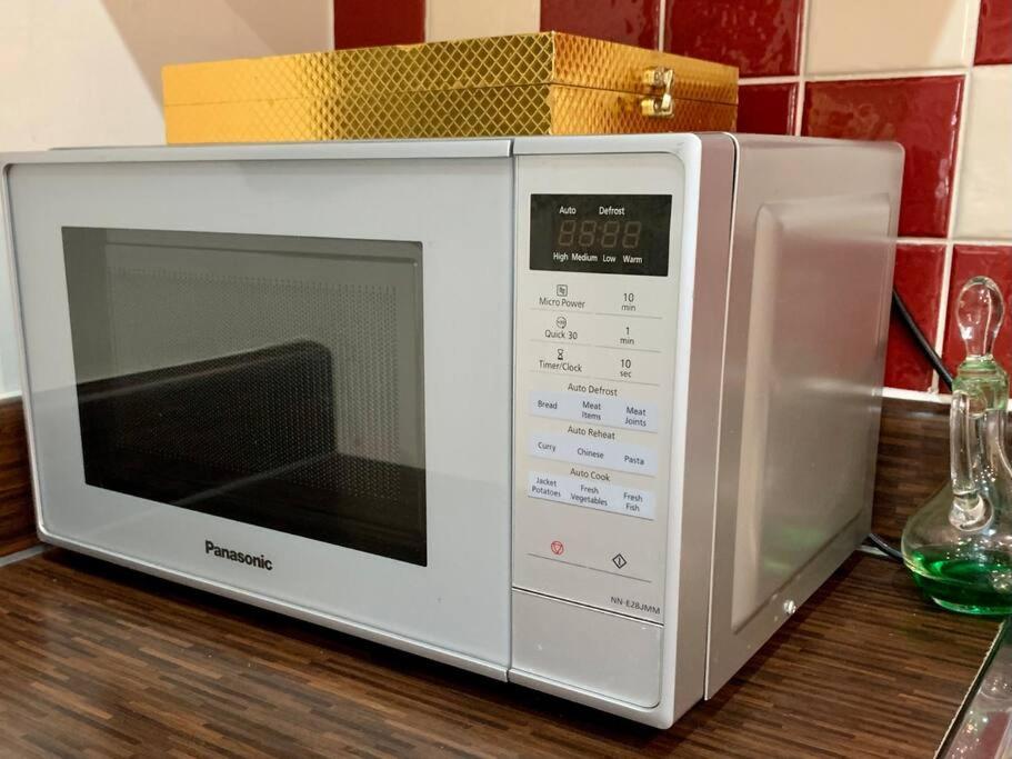 Riverside 1 Bed Basement Flat Near Hampton Court Palace East Molesey Eksteriør billede