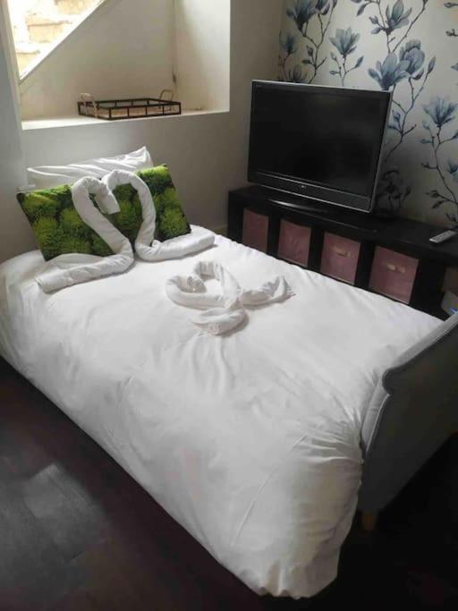 Riverside 1 Bed Basement Flat Near Hampton Court Palace East Molesey Eksteriør billede
