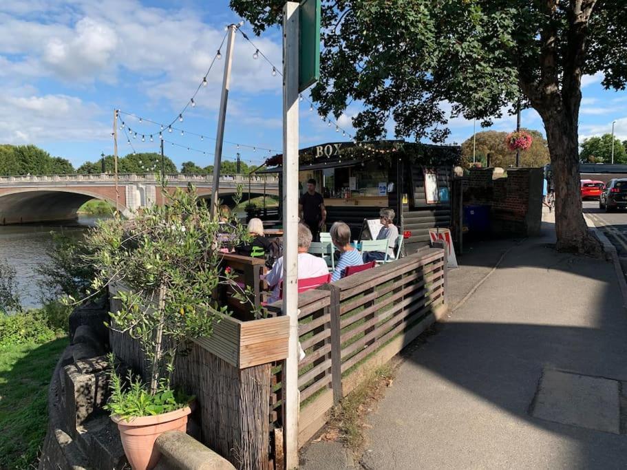 Riverside 1 Bed Basement Flat Near Hampton Court Palace East Molesey Eksteriør billede