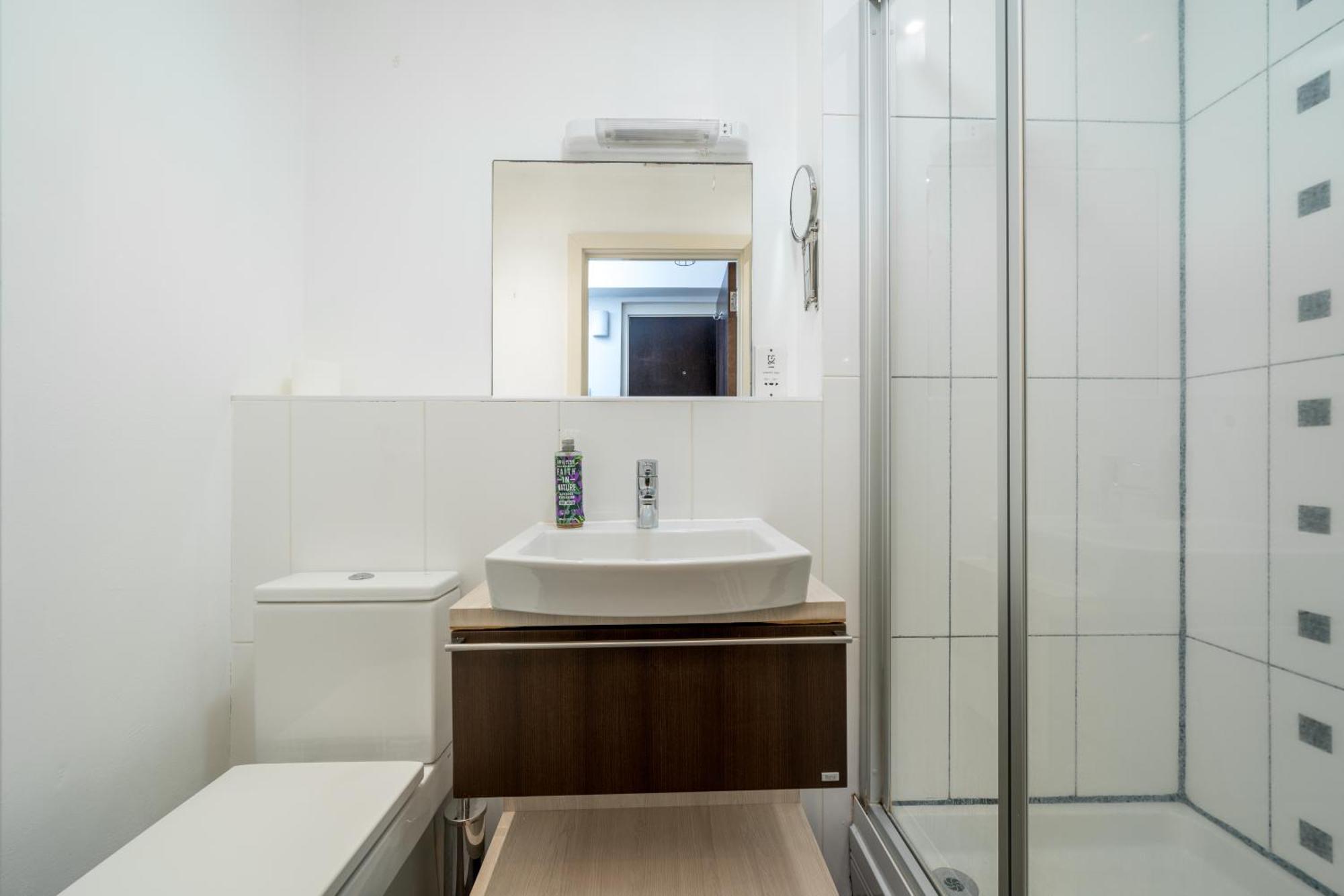 Riverside 1 Bed Basement Flat Near Hampton Court Palace East Molesey Eksteriør billede