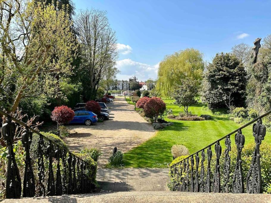 Riverside 1 Bed Basement Flat Near Hampton Court Palace East Molesey Eksteriør billede