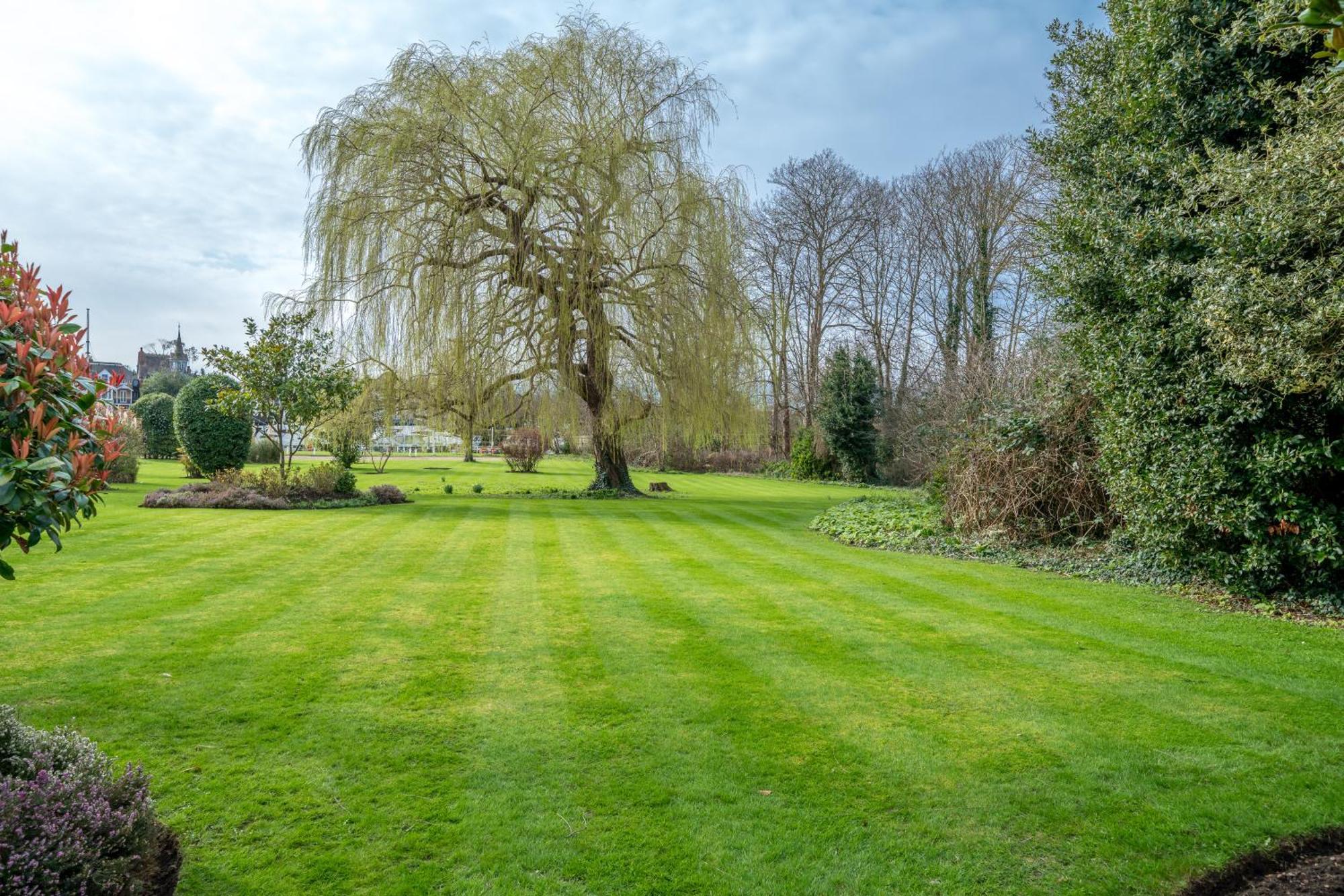 Riverside 1 Bed Basement Flat Near Hampton Court Palace East Molesey Eksteriør billede